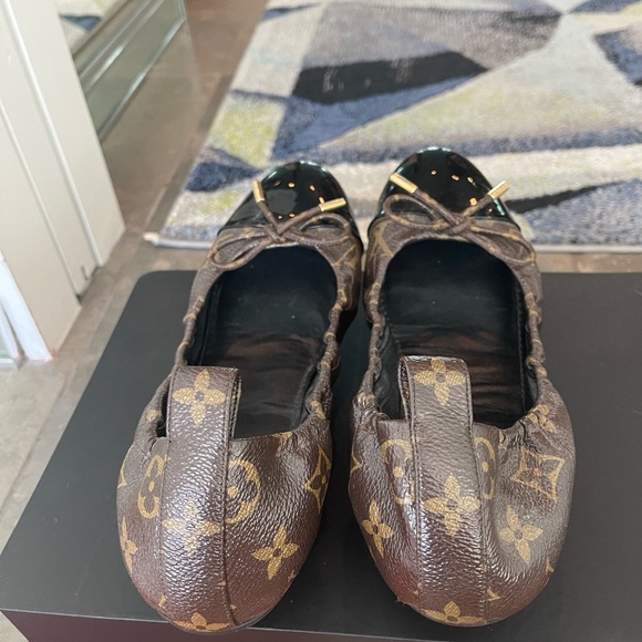 Louis Vuitton shoes. It is beautiful little too tight on me. - Picture 2 of 6